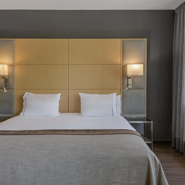 Standard, King Bed, Street View، Ac Hotel Victoria Suites 1/7