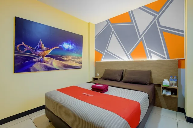 Deluxe, Queen Bed, City Icon 2/6