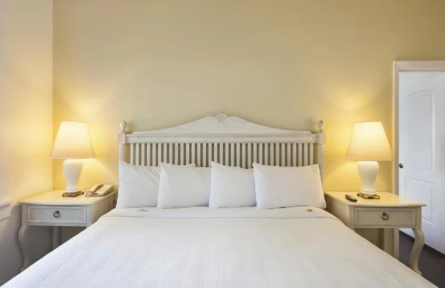 Southernmost, Deluxe, King Bed، The Southernmost Inn - Adult Only 2/5