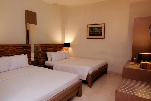 غرفة عائلية بسريرين كوين، Mawar Asri Hotel 1/2