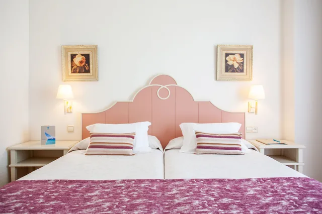 جناح بسرير مزدوج وسريرين منفصلين بشرفة، Grupotel Macarella Suites and Spa 1/3