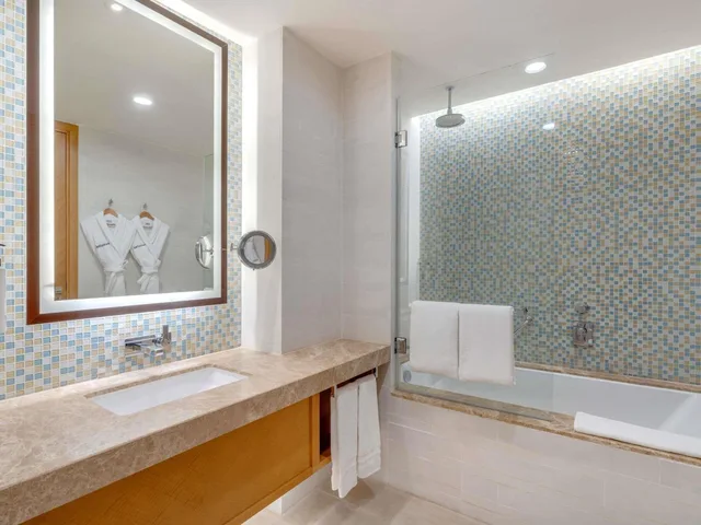 جناح عائلي بسرير كوين وسريرين منفصلين، Swissotel Al Ghurair Dubai 5/7