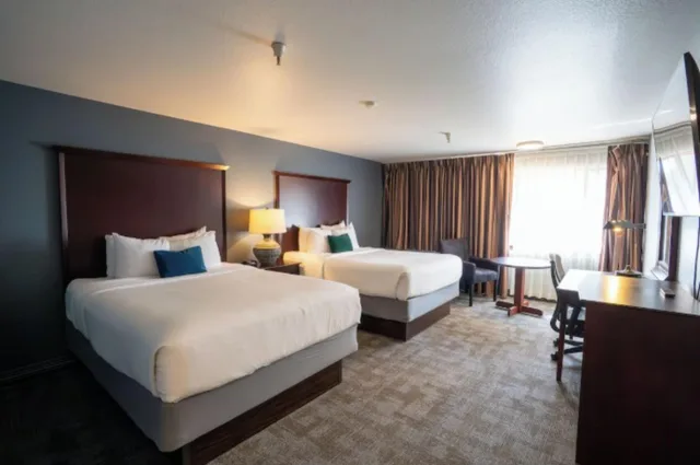 غرفة بسريرين كوين بإطلالة على النهر، Ramada by Wyndham Tukwila Southcenter 1/5