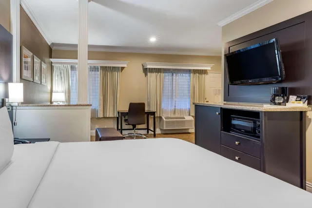 جناح بسرير كينج لذوي الإعاقة، Comfort Inn & Suites Huntington Beach 3/4