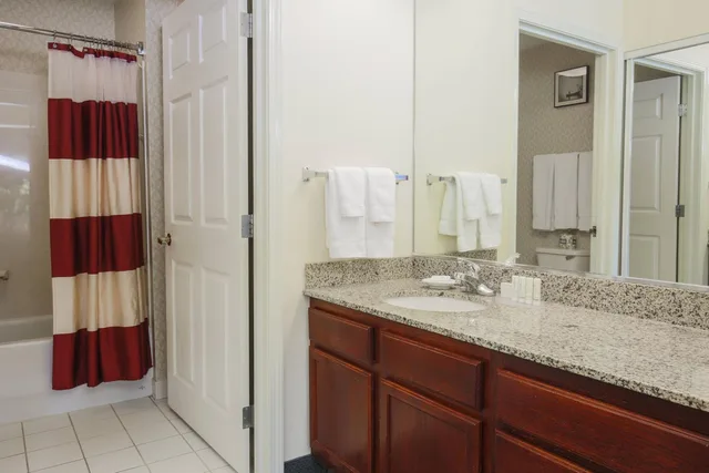 جناح بسرير كوين بغرفتي نوم مع أريكة، Residence Inn by Marriott Flint 5/8