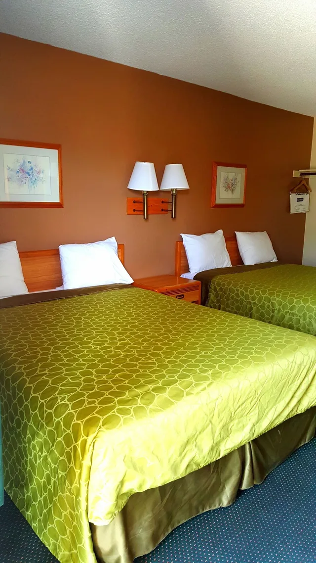 جناح بسرير كينج وسريرين كوين، Travelodge by Wyndham Indio 2/4