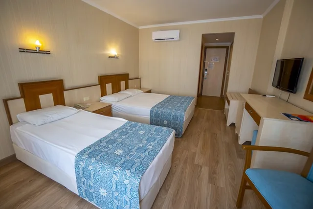 غرفة قياسية بسرير كوين وسرير فردي مع أريكة، Stella Beach Hotel 3/10