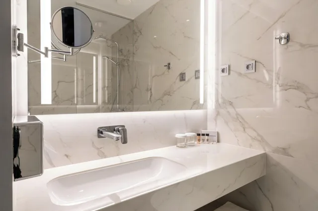غرفة بسريرين منفصلين بشرفة، Bled Rose Hotel 3/3