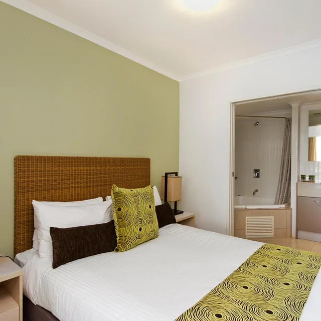 2 Bedrooms, Suite, 1 Queen and 1 Double Bed, Hinterland Town View, Sofa، Mantra Ettalong Beach 3/7