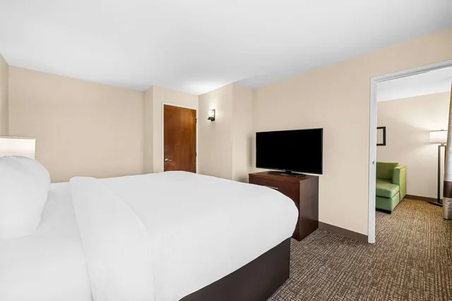 جناح بزنس بسرير كينج، Comfort Inn Suites Pueblo 1/2