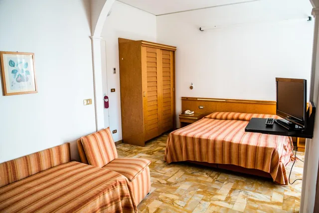 غرفة ثلاثية، Hotel West End 3/4