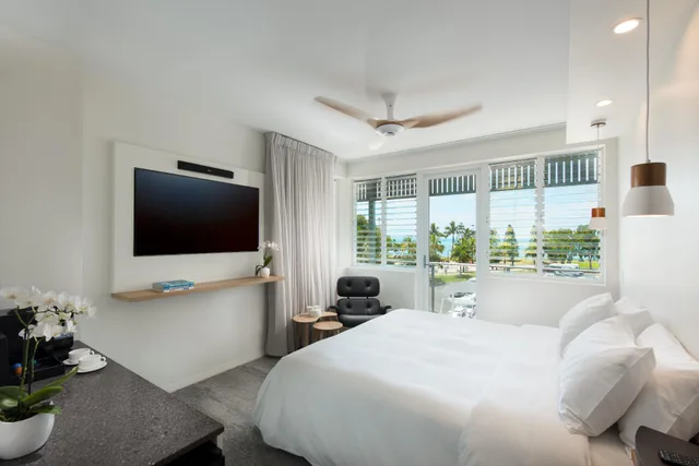Designer, King Bed, Water Area، Heart Hotel And Gallery Whitsundays 1/1