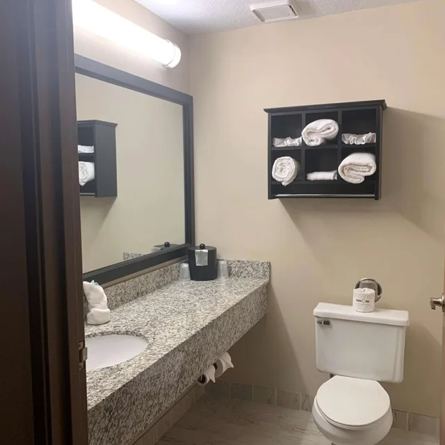 غرفة بسرير كينج مع أريكة، Best Western Park Oasis Inn 5/7