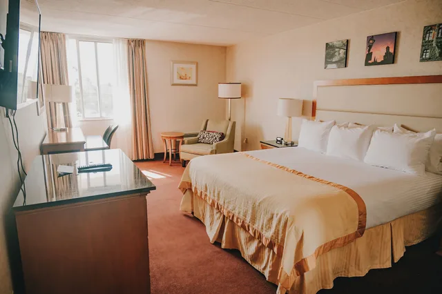Deluxe, King Bed, Pet Friendly, Bangor Grande Hotel and Conference Center 2/7