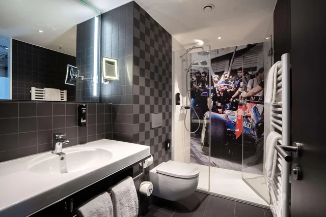 Theme، V8 Hotel Koln @ Motorworld 7/10