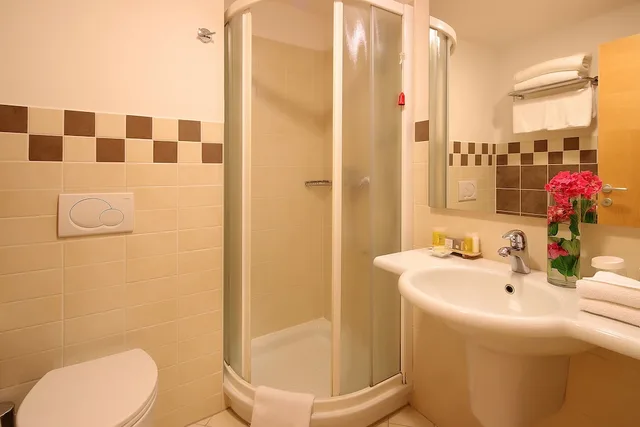 غرفة بسرير مزدوج بإطلالة على البحيرة بشرفة، Hotel Lovec 2/3