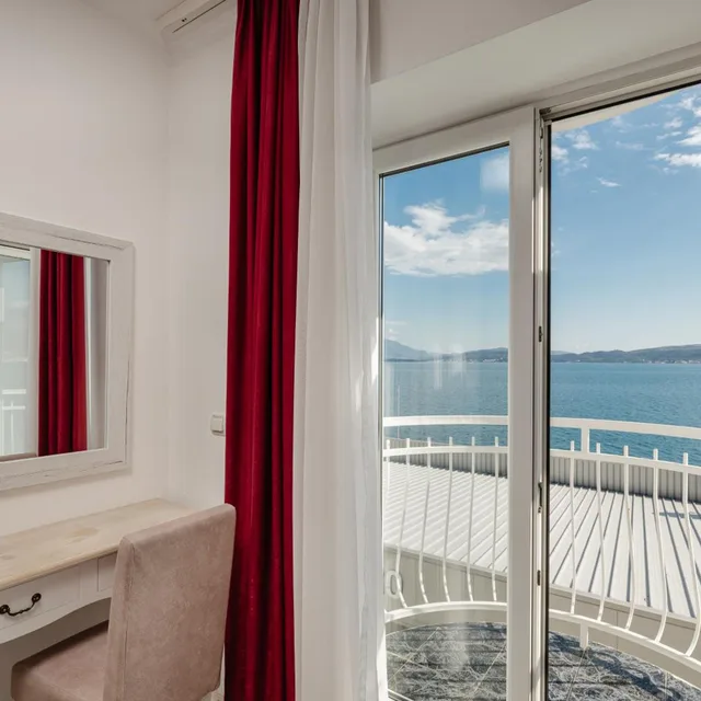 غرفة سوبيريور ثلاثية بإطلالة على البحر، Azzurro Hotel Bijela, Herceg Novi 7/7
