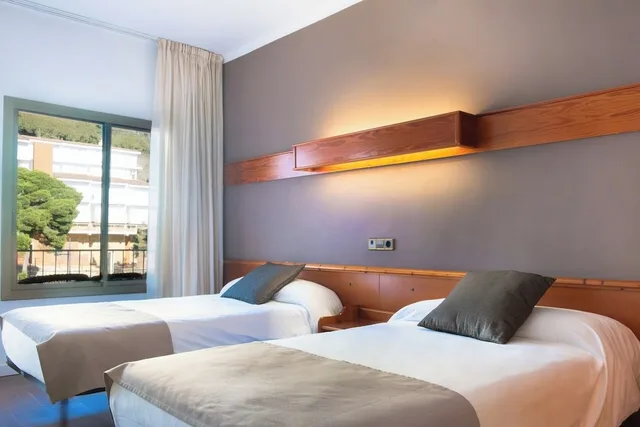 Standard, Twin Beds, Checkin Flamingo 1/10