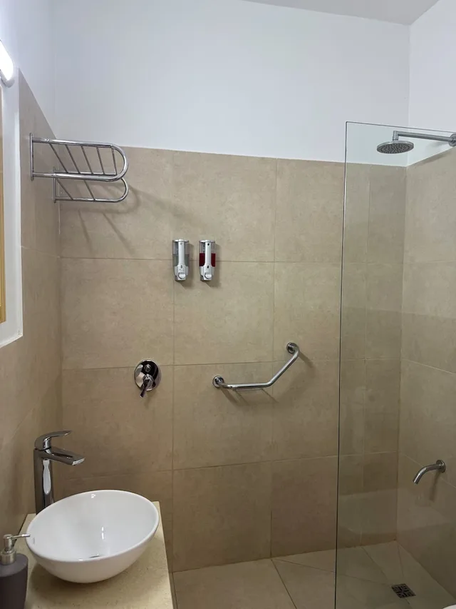 Room, Quintuple, 1 Double and 3 Single Beds، Hotel Lyon 10/10