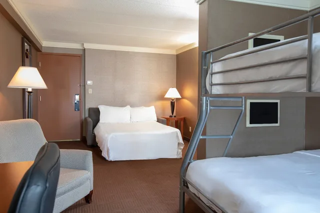 جناح بأسرّة بطابقين وسريرين كوين مع أريكة، Sheraton Niagara Falls New York 2/2
