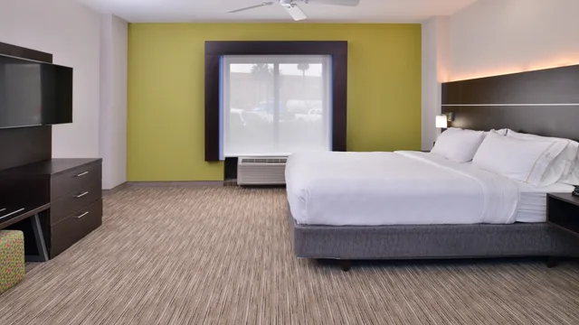 غرفة قياسية بسرير كينج لذوي الإعاقة، Holiday Inn Express Hotel And Suites La Place 1/1