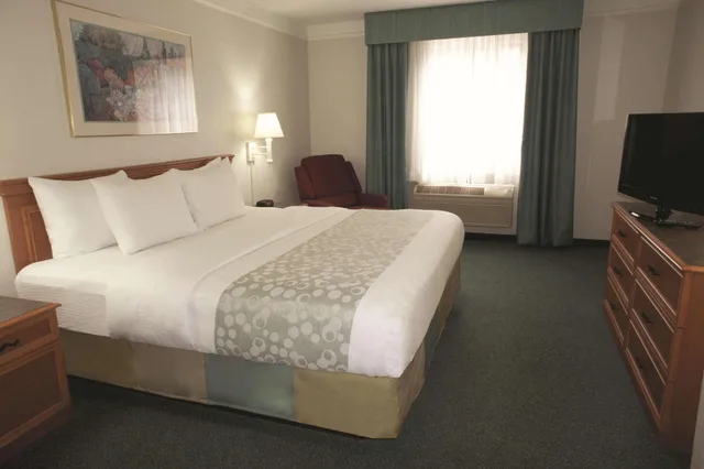 غرفة بسرير كينج، La Quinta Inn by Wyndham Columbus Airport Area 2/2