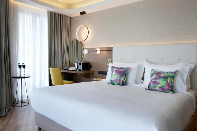 جناح تنفيذي بسرير كوين بإطلالة على المدينة مع أريكة، Zeus Essence Wyndham Athens Residence 1/8