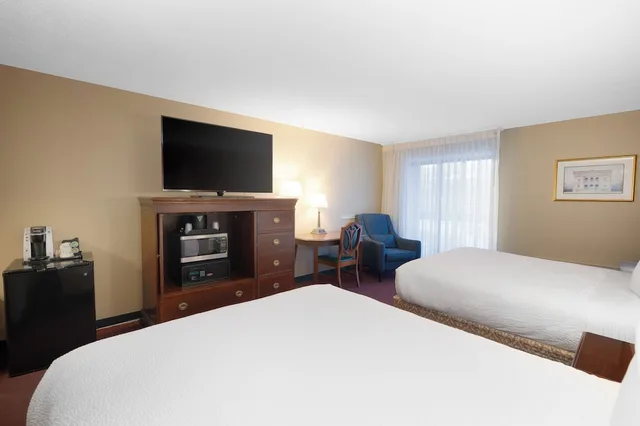 غرفة بسريرين كوين بشرفة، Fireside Inn and Suites Gilford 2/4
