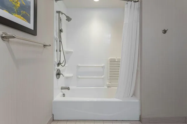 غرفة مفردة بسرير كينج مع أريكة، Courtyard by Marriott Asheville Airport 5/5