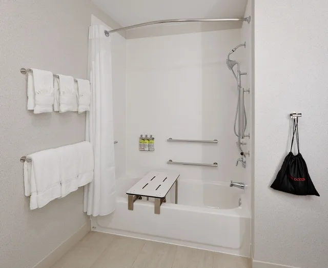 غرفة قياسية بسرير كينج لذوي الإعاقة، Holiday Inn Express And Suites Plano East 5/5