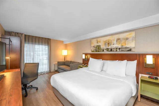 Room, King Bed, Accessible, Comfort Inn South Shore 2/6