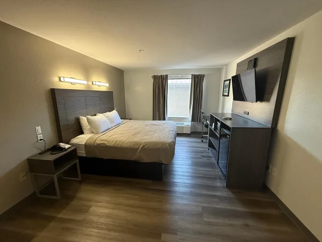 Suite, King Bed, Large, Quality Inn & Suites Biloxi - Ocean Springs 3/7