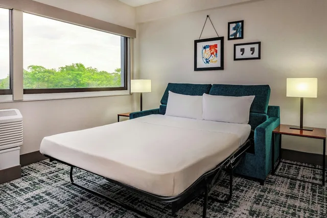 جناح بسرير كينج بغرفة نوم واحدة مع أريكة، Four Points By Sheraton Norwood 2/5