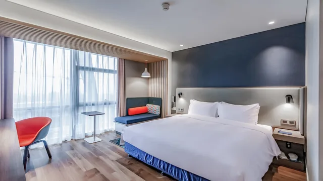Standard, King Bed, Extra Floor Space, Holiday Inn Express Nanjing Jiangbei Yushan 2/6