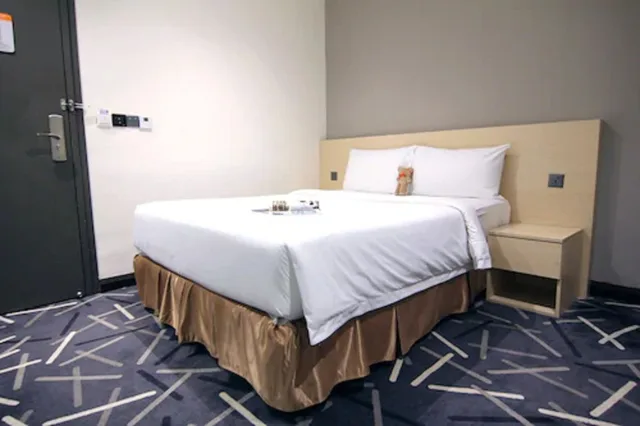 Standard, Queen Bed, No Window، Pacific Express Hotel Central Market 1/4