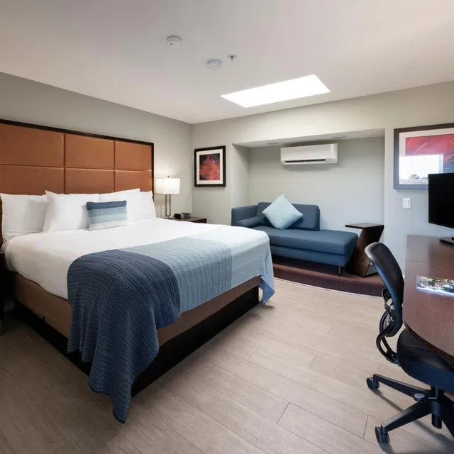 غرفة بسرير كوين، Mariposa Inn And Suites 1/3