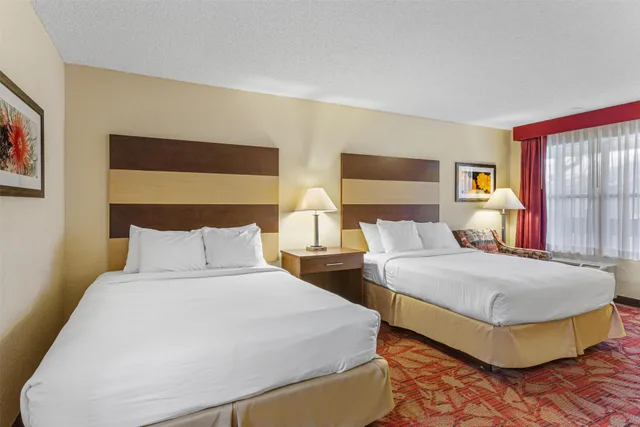 غرفة كبيرة بسريرين كوين بإطلالة على الفناء، Best Western Pine Springs Inn 1/4