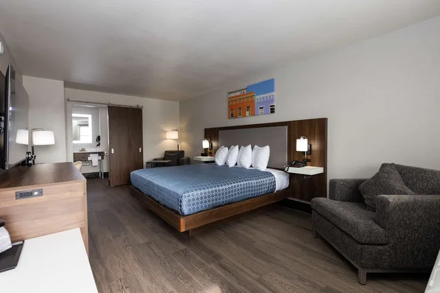 غرفة بسرير كينج بحوض استحمام لذوي الإعاقة، Bhagat Hotels Stone Mountain Atlanta BW Signature Collection 1/5