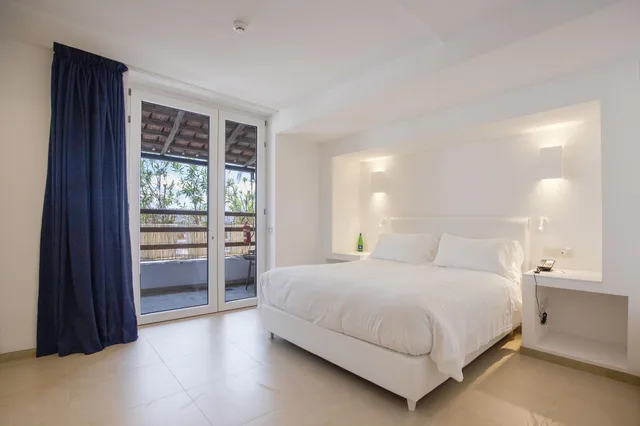 غرفة بريميوم بسرير مزدوج بإطلالة على المسبح بشرفة، Pagoda Hotel Residence 1/2