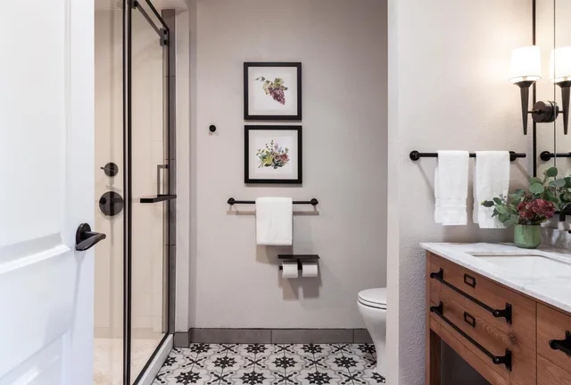 غرفة بسرير كينج بإطلالة على الفناء بشرفة مع أريكة، The Lodge at Healdsburg, tapestry Collection by Hilton 7/9
