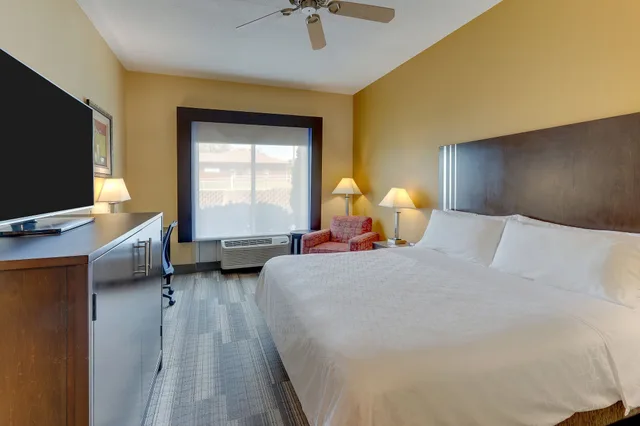 غرفة قياسية بسرير كينج لذوي الإعاقة، Holiday Inn Express Hotel Suites Richmond 1/7