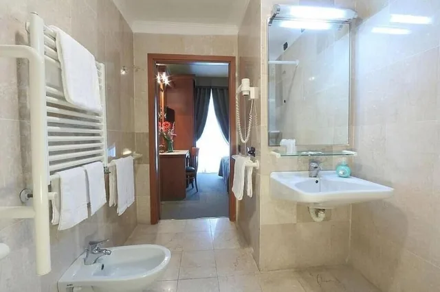 غرفة ثلاثية، Arcadia Hotel 4/4