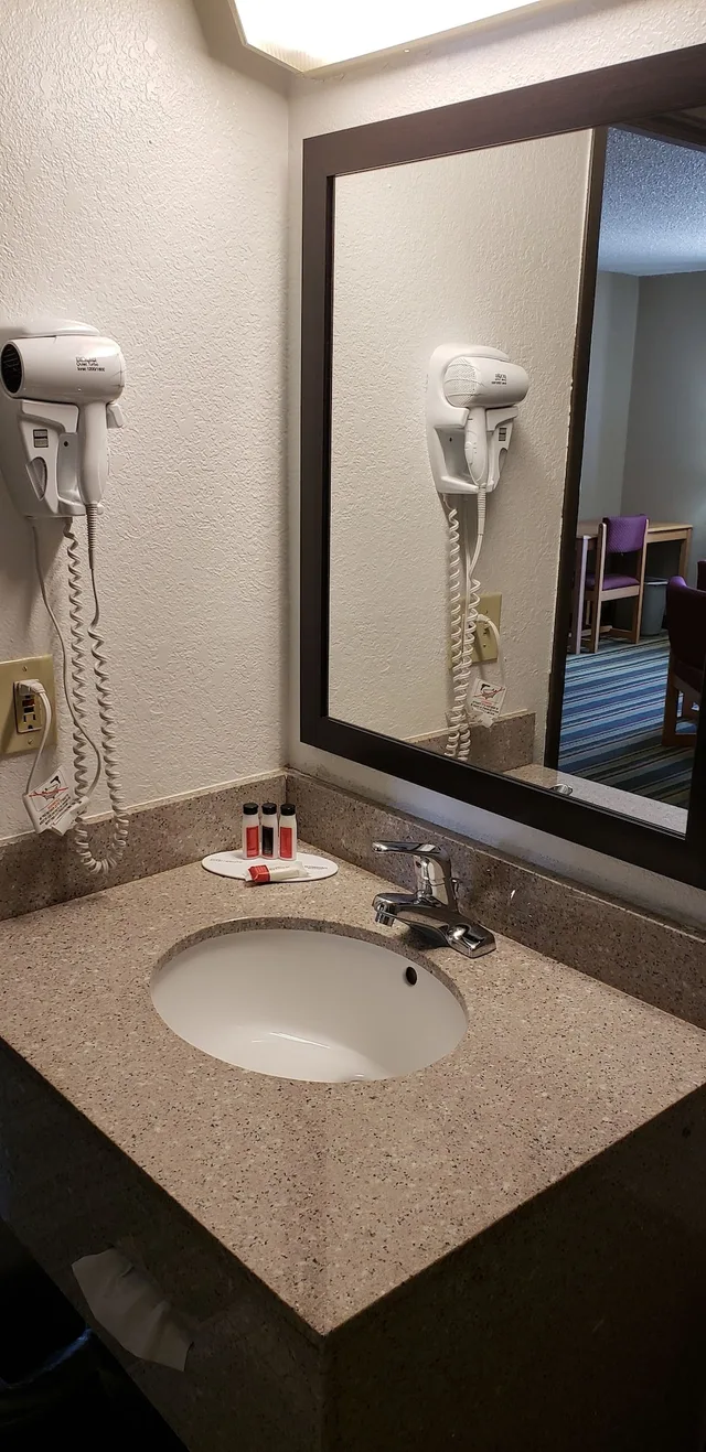 Room, Queen Bed, Super 8 By Wyndham Champaign 10/10