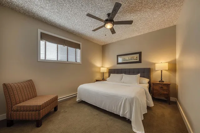 جناح بريميوم بسرير كوين بغرفة نوم واحدة مع أريكة، Bighorn Meadows Resort 1/4