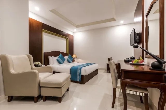 Deluxe, Queen Bed, Partial River View، Ibiza Riverfront Hotel Da Nang 3/7