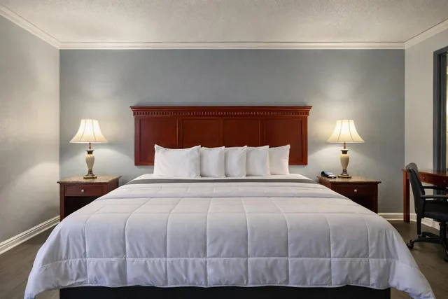 غرفة بسرير كينج، Antioch Quarters Inn and Suites 4/10