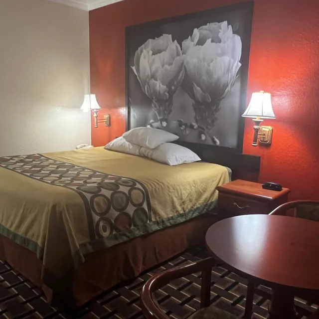 غرفة بسرير كينج بحوض استحمام لذوي الإعاقة، Super 8 By Wyndham Brookshire Tx 3/10
