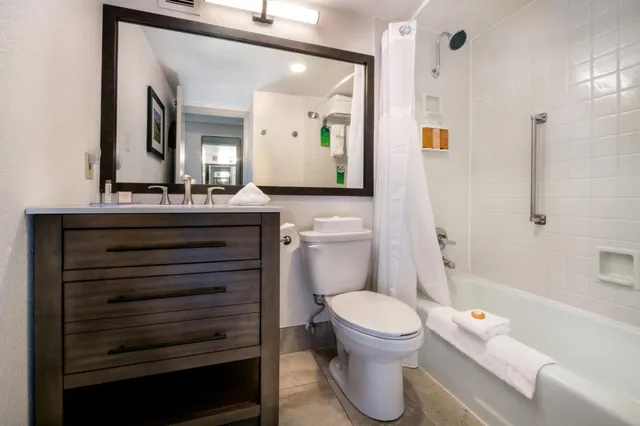 غرفة قياسية بسرير كوين بإطلالة على المسبح في الطابق الأرضي، Holiday Inn Estes Park 2/2