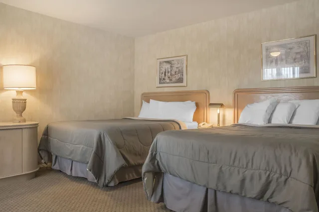 غرفة قياسية بسريرين كوين، Rodeway Inn Fallsview Niagara Falls 5/5