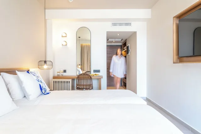 غرفة بريميوم ثلاثية بسريرين منفصلين بإطلالة على البحر مع أريكة، Iolida Corfu Resort & Spa by Smile Hotels 2/3